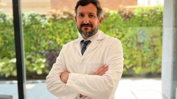 El servicio de Neurocirugía de Quirónsalud Sagrado Corazón aplica cirugía mínimamente invasiva para extirpar un tumor intramedular
